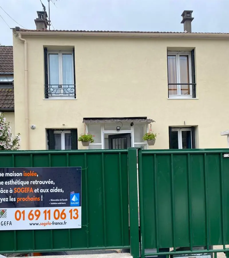 Chantier SOGEFA avec la bâche de l’entreprise devant la maison